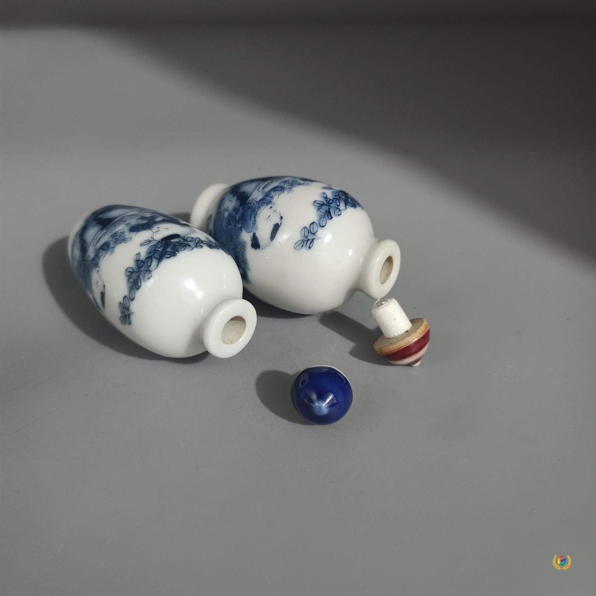 ✅ Imitation of Qianlong Antique Porcelain Snuff Bottle with Printed Painting of Blue and White Children Playing Chess and Playing Folk Gift Props
