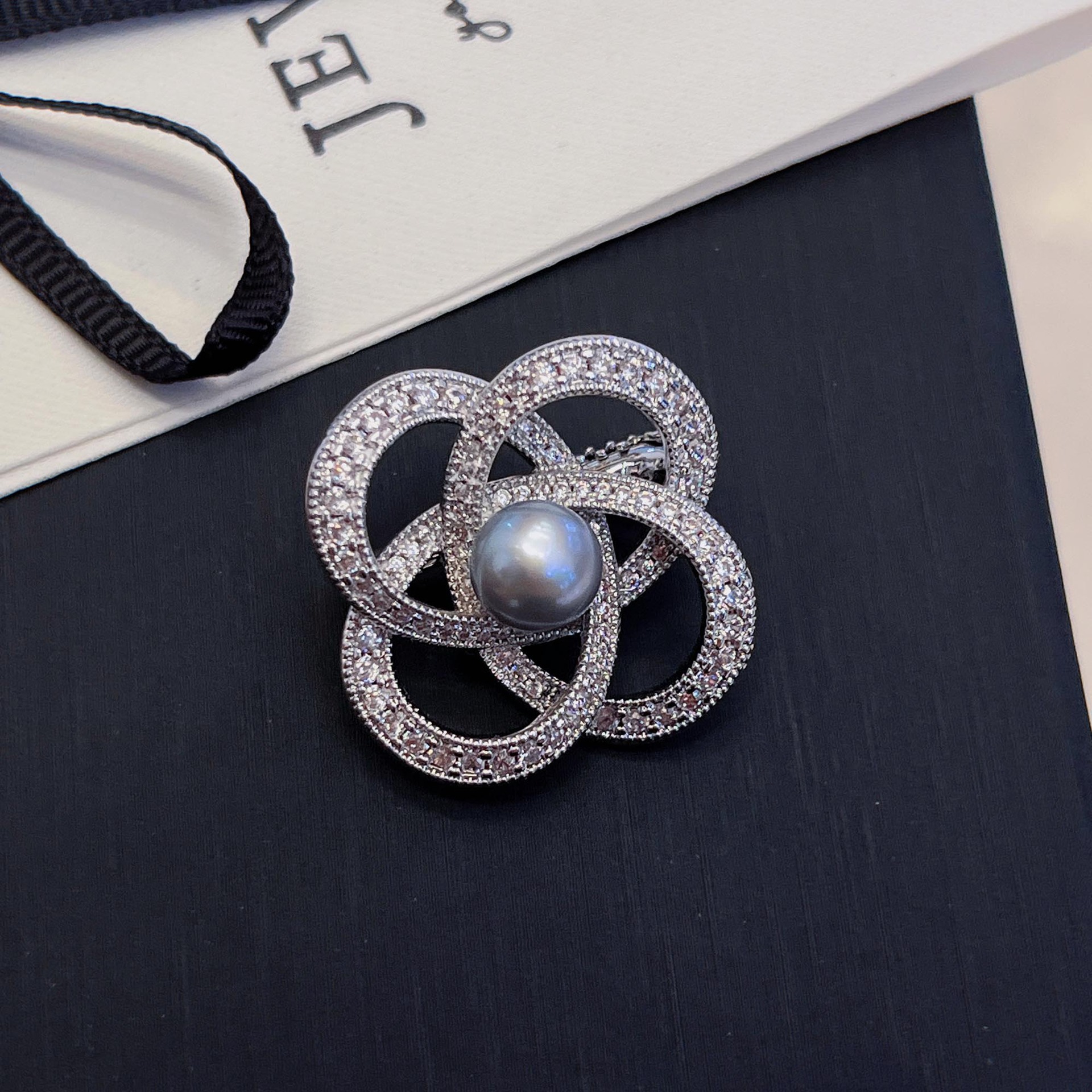 New Minimax Line Wing silver Style tian Ran Freshwater Real Pearl Corsage Elegant Commuter Sweater Brooch