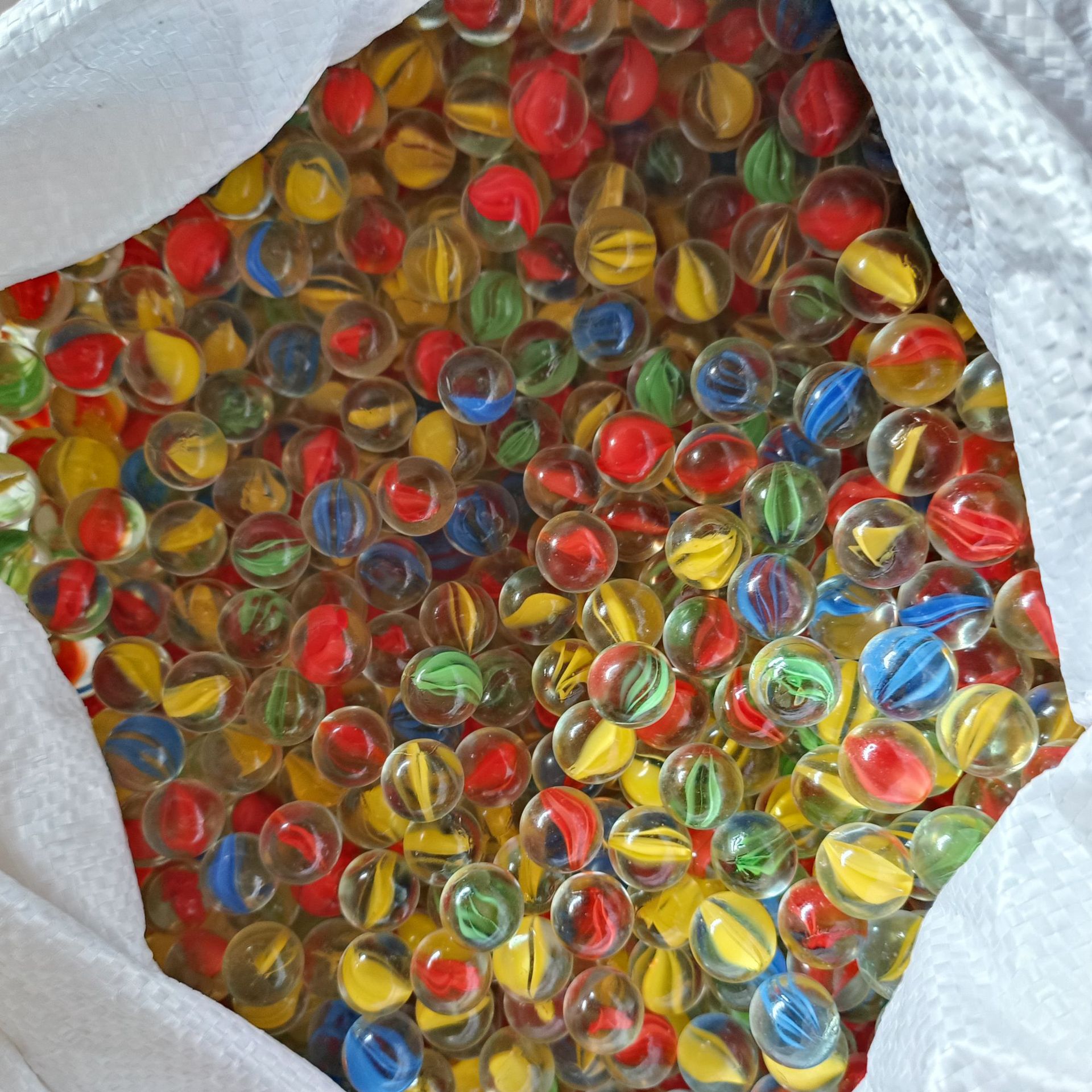 Wholesale 14mm Glass Beads Game Machine Glass 16mm Glass Marbles Four-Color Petal Nostalgic Glass Balls