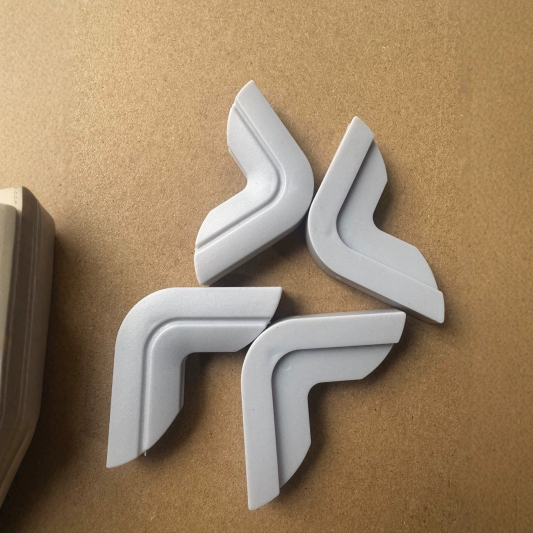 Hanging household magnetic whiteboard green board accessories single-sided blackboard double-sided corner protector plastic sun island corner manufacturers