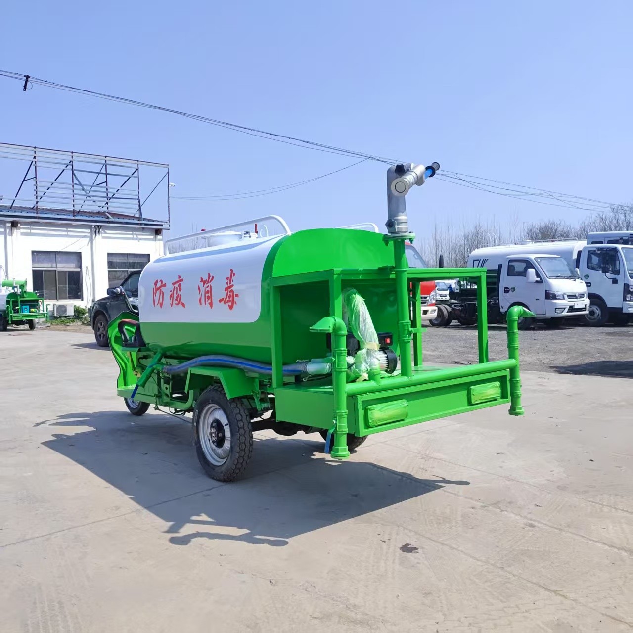 Малый электрический трехколесный поливочный грузовик для строительных площадок, трехколесный поливочный грузовик для ландшафтного дизайна, трехколесный туманный поливочный грузовик