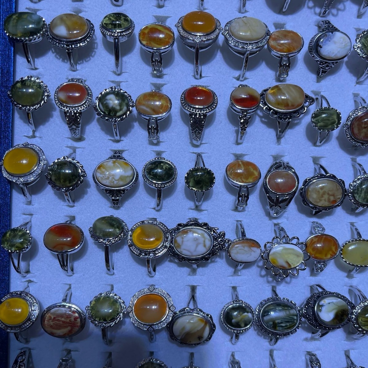 Shenzhen Songgang Factory Source Wholesale Natural Amber Beeswax Inlaid Yellow and White Flower Demon Ring Wholesale Boxed