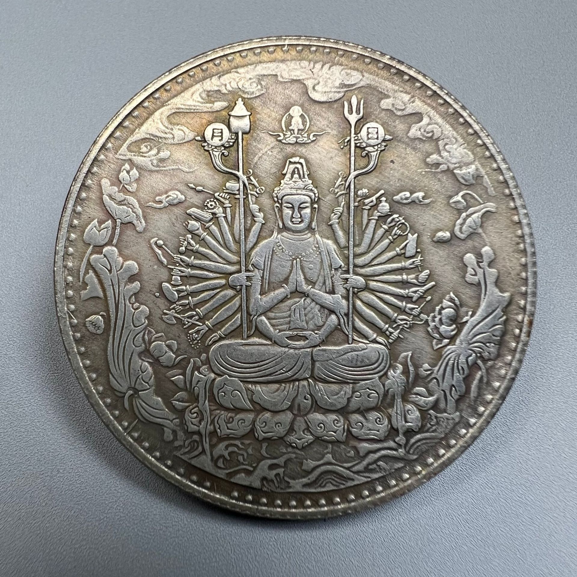 Антикварные изделия Тысяча рук Гуаньинь серебряный доллар оптовая продажа
