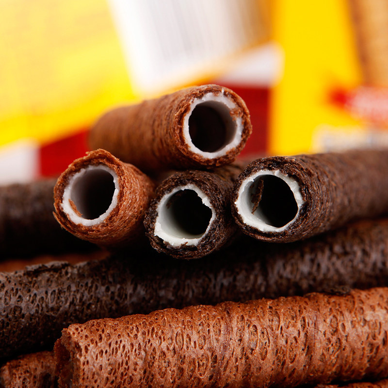 Wangwang black and white with vanilla chocolate flavor sandwich biscuits children's casual snacks 16G bagged food wholesale