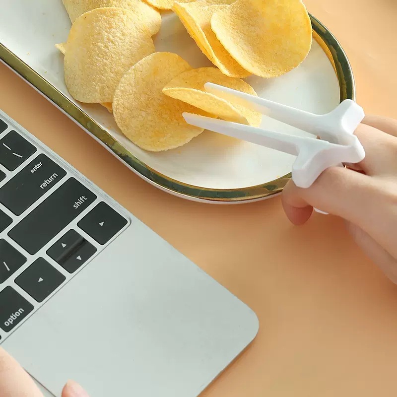 New finger chopsticks lazy auxiliary chopsticks play games snacks dirty hand chopsticks finger ring food clip