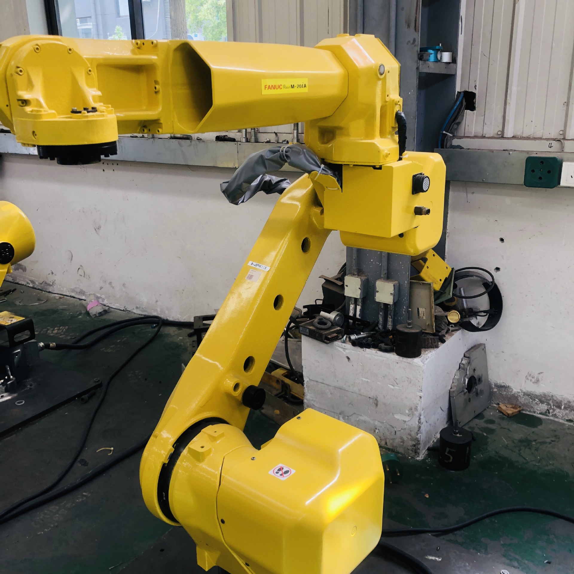 Second-hand M-20iA Fanuc robot 20KG handling and loading and unloading welding FANUC industrial 6-axis mechanical arm