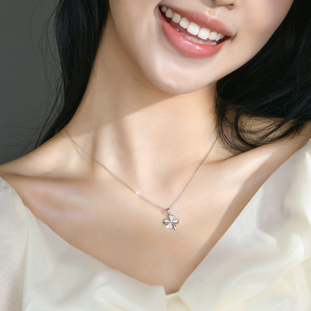 Four-leaf Clover Necklace Women's All-match Design Sense New Style Clavicle Chain Niche Light Luxury Valentine's Day Gift for Girlfriend's Birthday