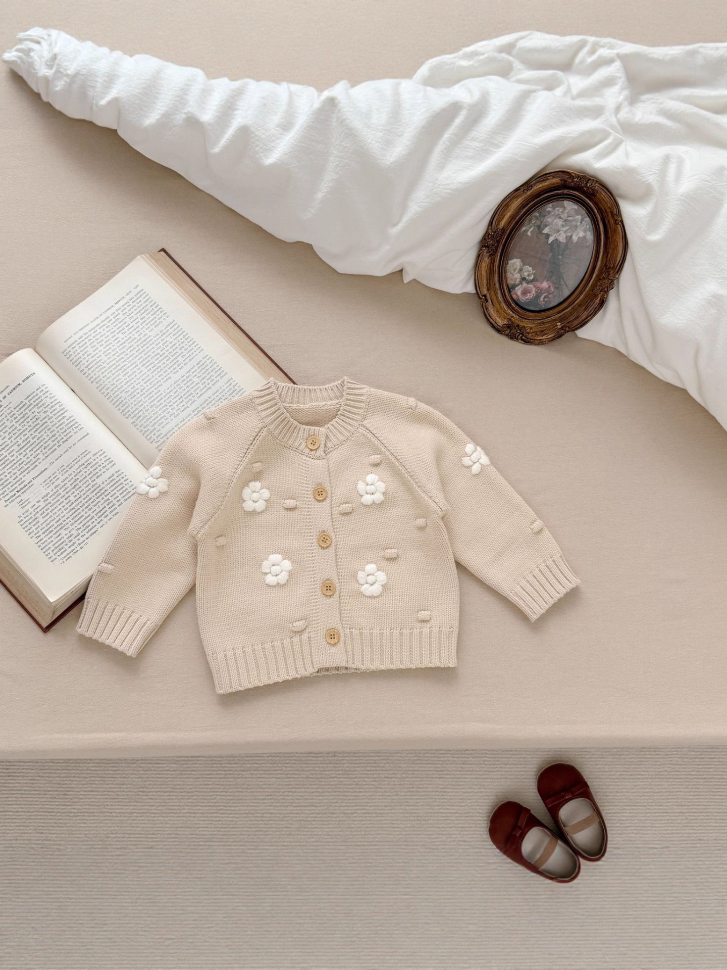 Autumn and Winter Thickened Coat for Infants and Toddlers, Little Girl's Chanel-Style Cardigan with Hand-Embroidered Floral Knit, Suitable for Outdoor Use