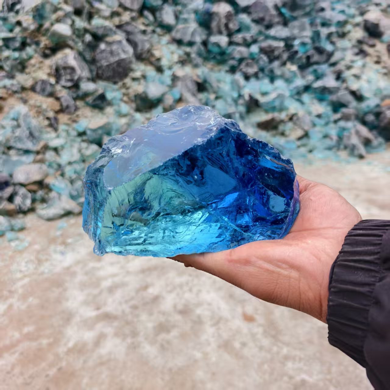 Manufacturer Wholesale Glass Stone Large Pieces for Aquariums, Glacier Stone for Landscaping, Blue Crystal Natural Glass Blocks