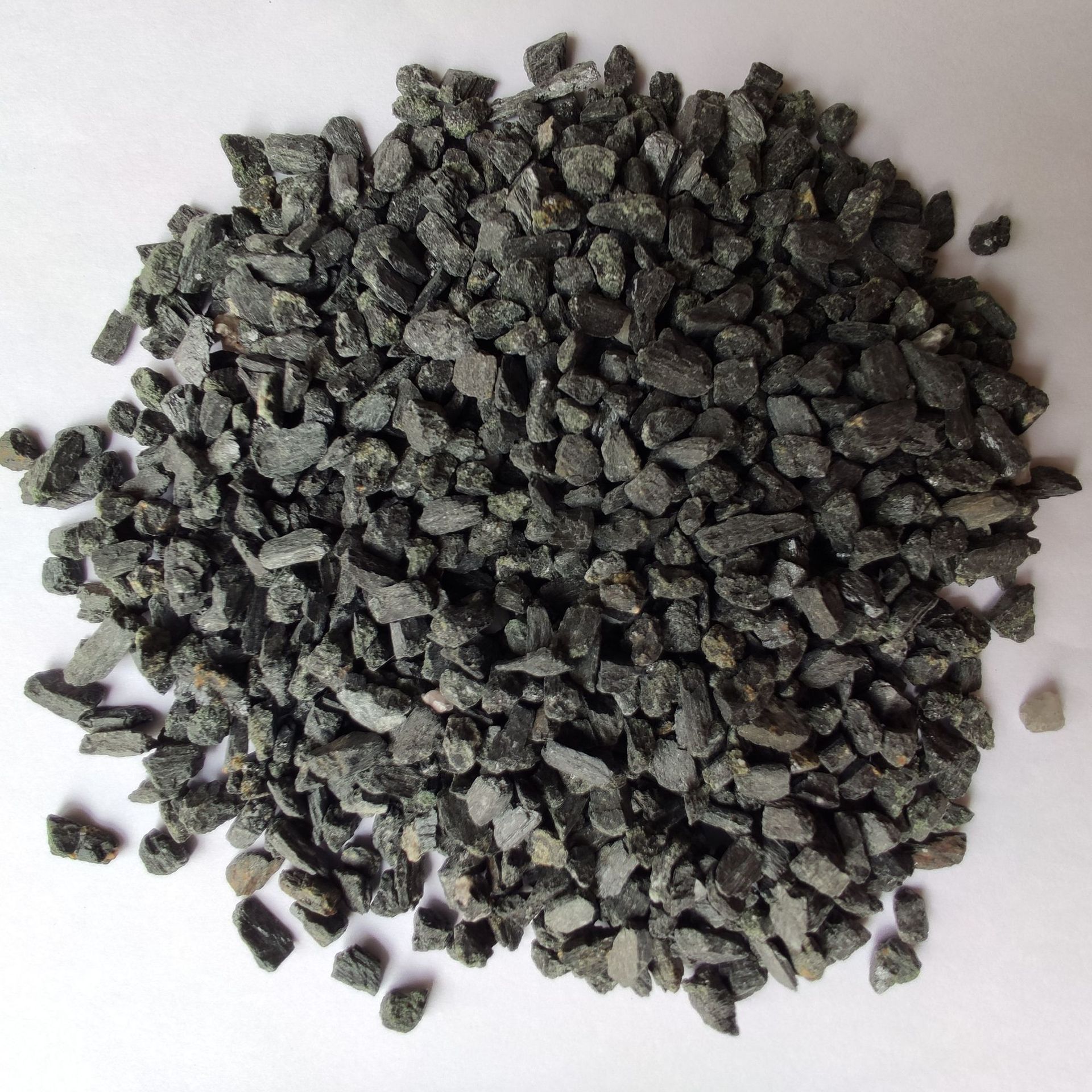 Гранулированная обработка воды с турмалином, необработанный черный кристалл турмалина для фильтрации в сауне