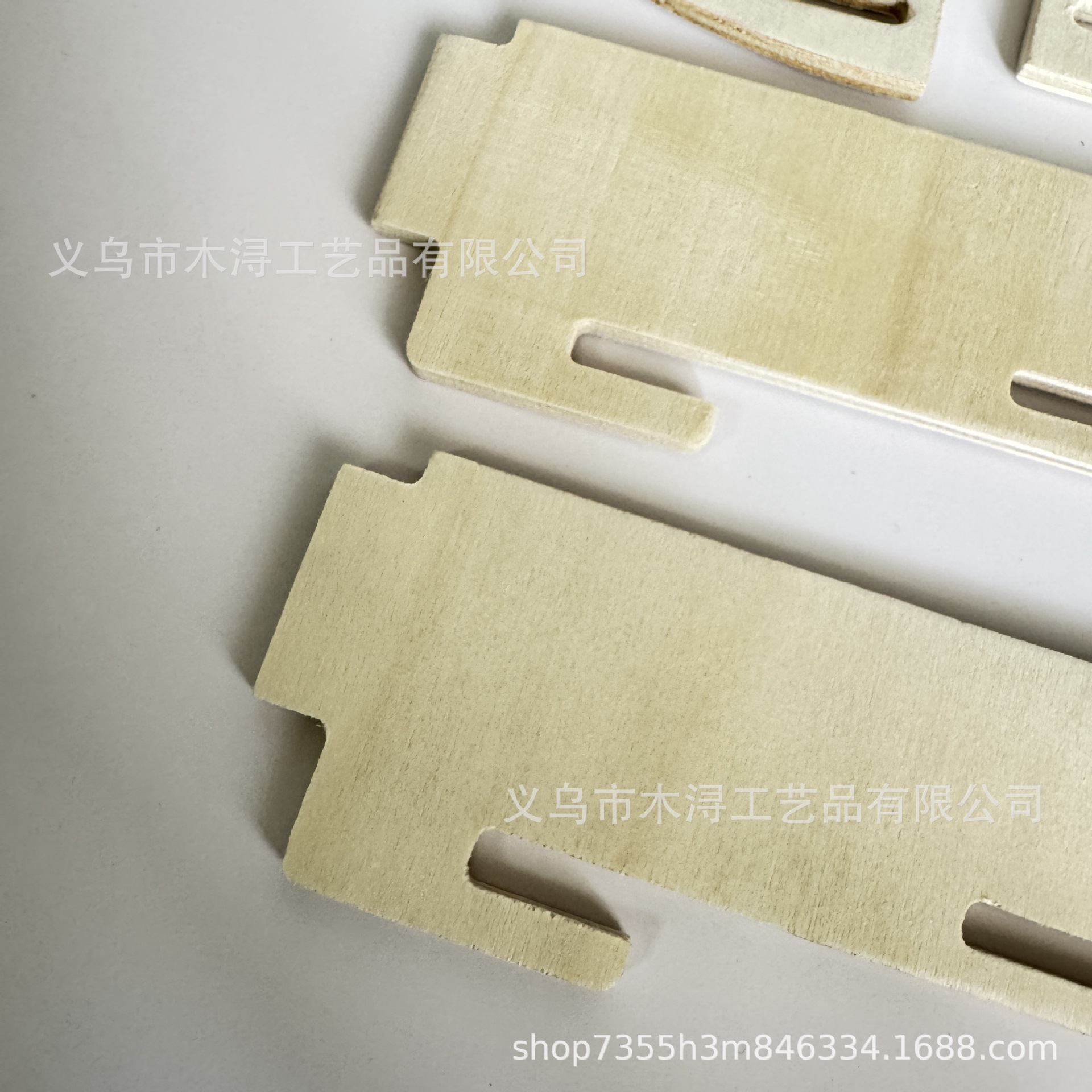 Cross-border Pet Supplies Wooden Rabbit Feeder Rabbit Herbivore Rack Hanging Cashmere Mouse Grass Feeder Guinea Pig Hay Rack