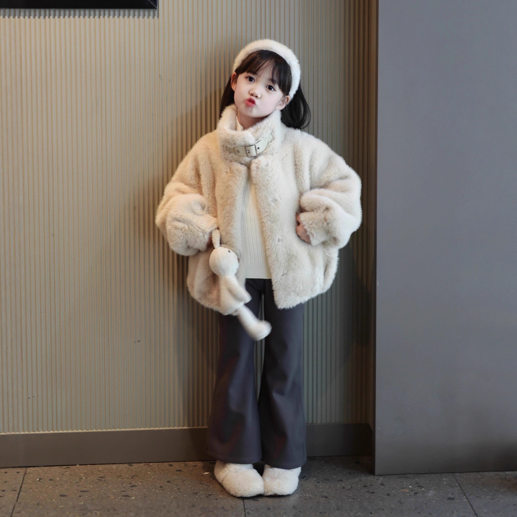 Детская меховая комбинезонная верхняя одежда для девочек 2025 Новая осень-зима, средняя и большая, короткий бархатный топ