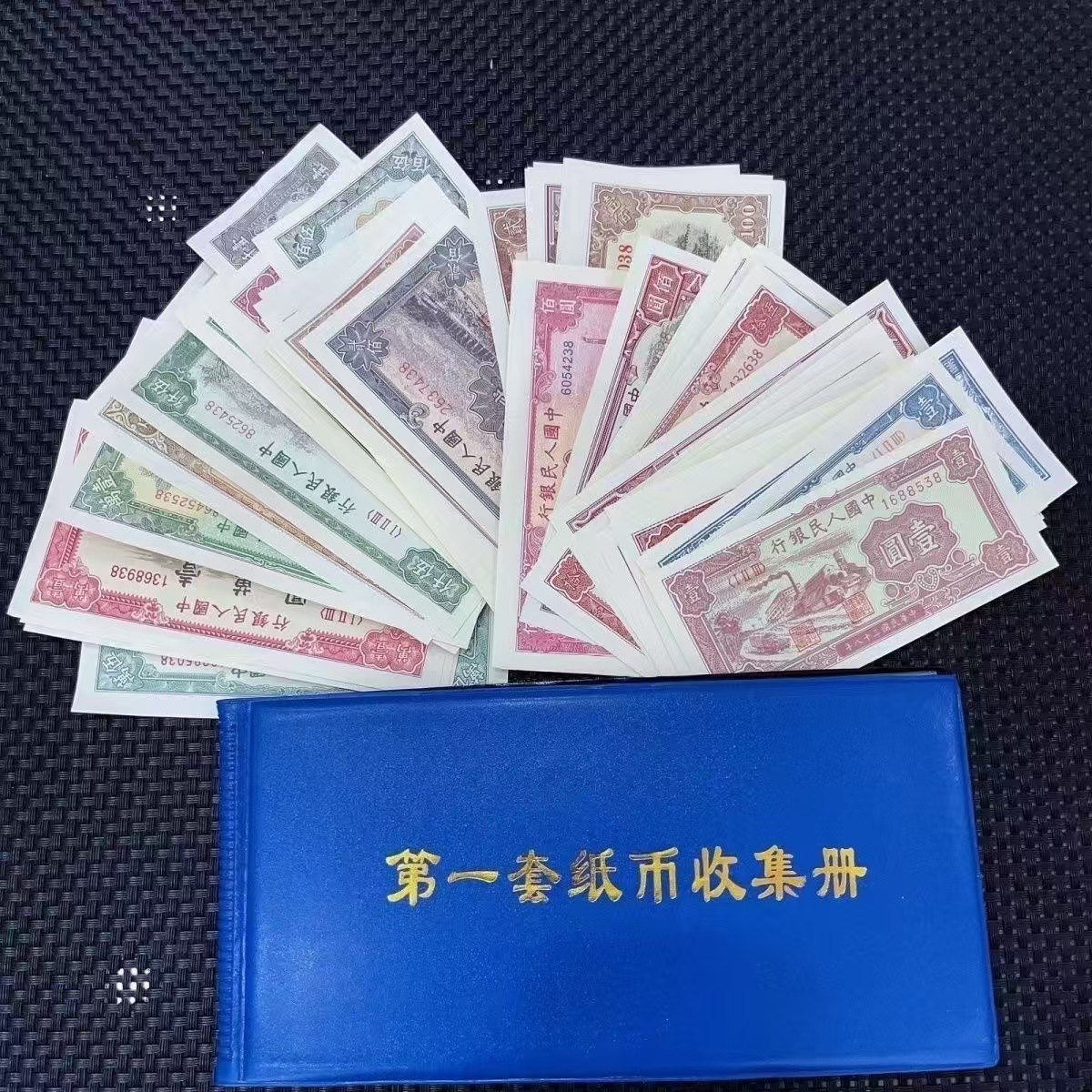 Первый набор Rmb из 60 предметов 1949 года, включая Четырех Королей, одна версия ностальгического набора старинных предметов, идет с буклетом