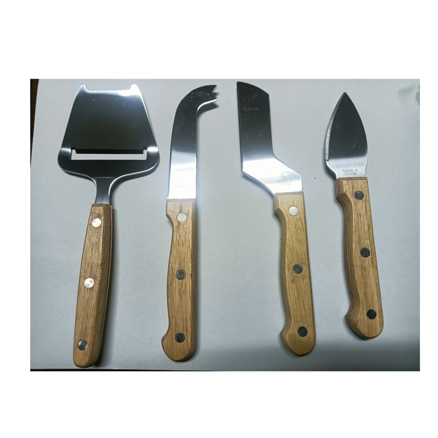 Нож для сыра с дубовой ручкой