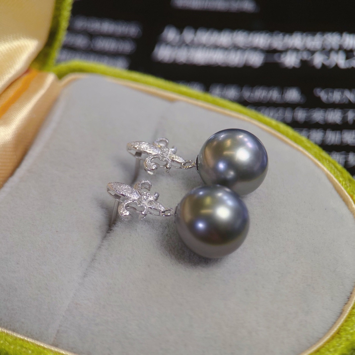 Platinum Pt900 Stud Earring Diamond Inlaid D 0.02Ct Figure Beads 11-12mm Without Beads