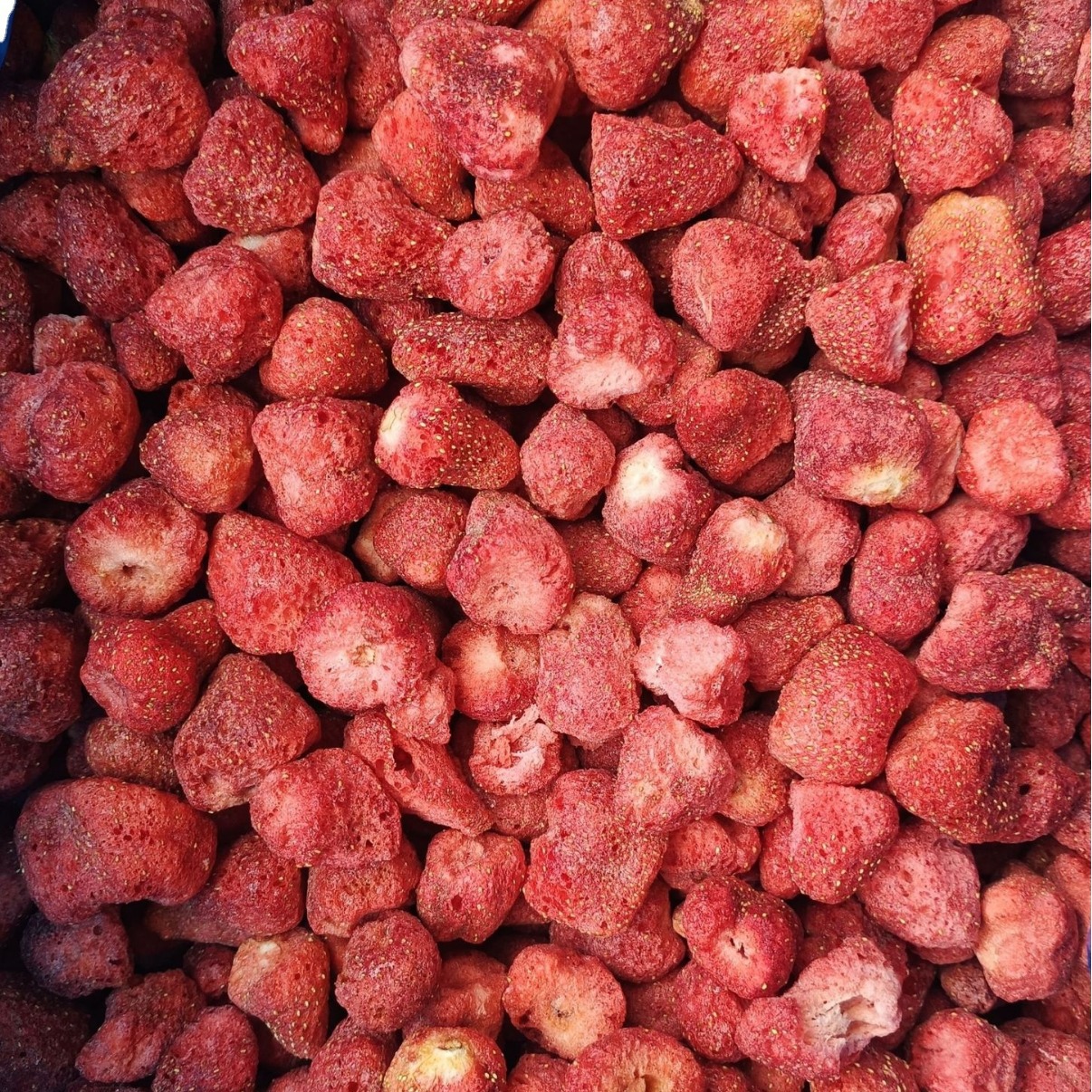 SOURCE manufacturer Grade B freeze-dried strawberry crisps 500g wholesale cow rolling snowflake crisp baking casual snack raw materials