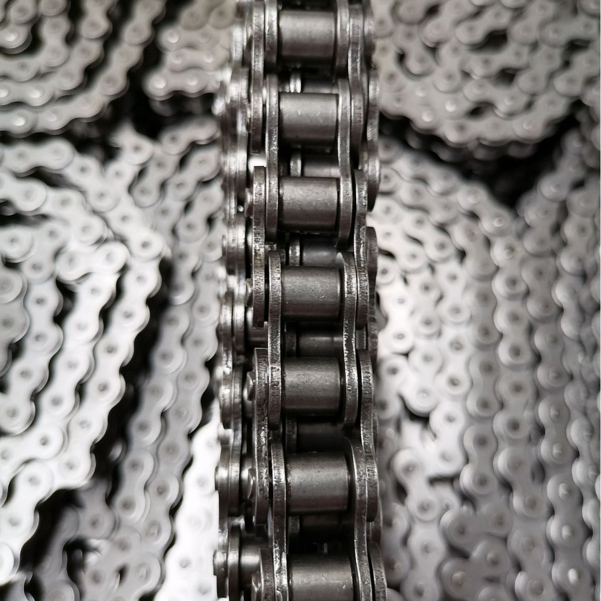 Manufacturer Customizes and Processes Motorcycle Chains 420/428/428H/520/520H/530 in Gold Electroplating and Natural Color