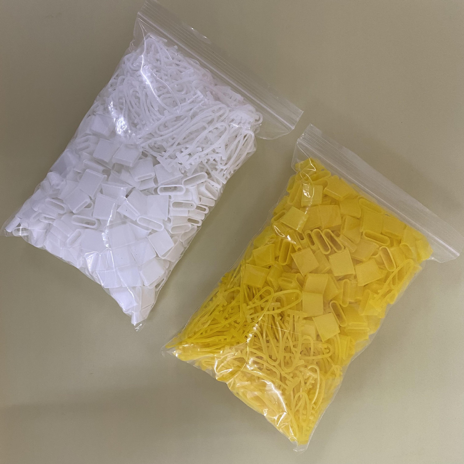 Factory Direct Sales, Large Price, Excellent Variety of Colors, Toy Bag Buttons, Hand-Held Buckles, Egg Crown Buckles, Plastic Mesh Buckles