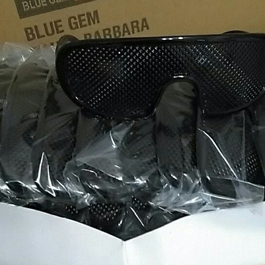 One-Piece Pinhole Glasses, Small Hole Glasses, Protective Glasses for Myopia, the Manufacturer Can Print Logos and Multiple Colors Can Be Customized