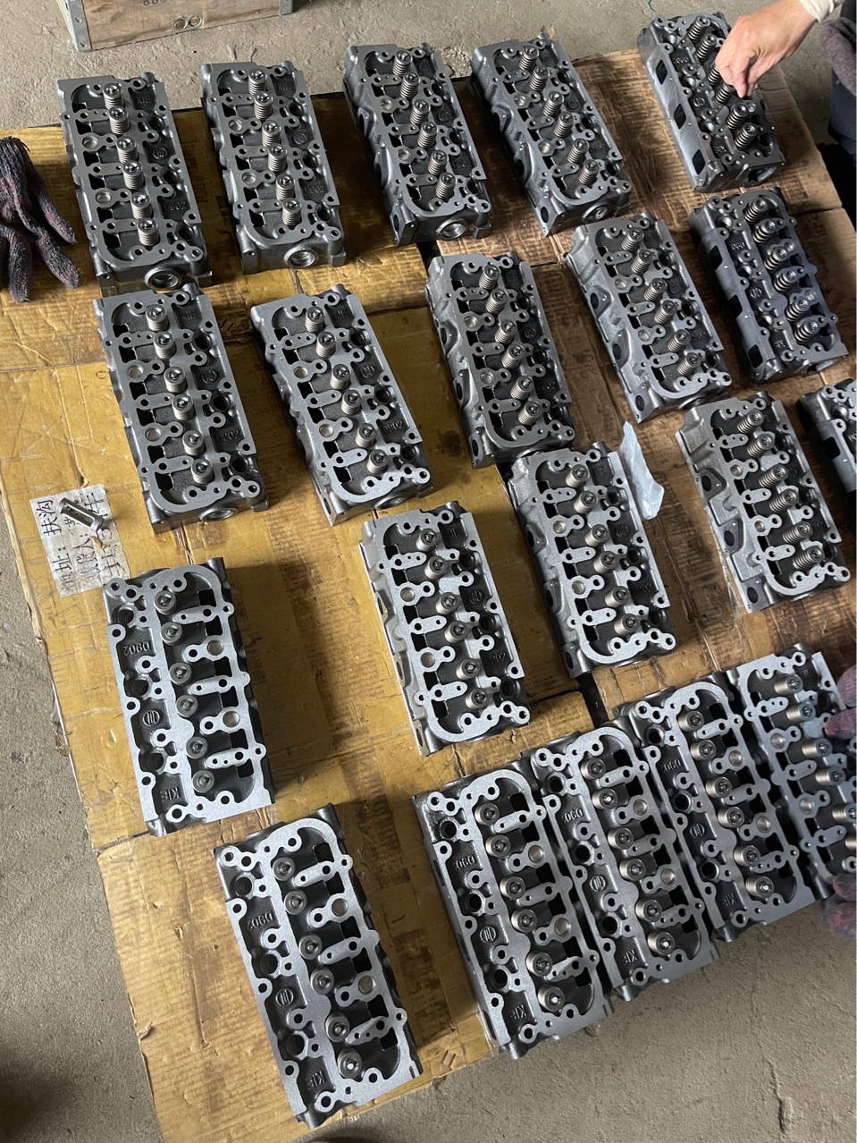 D902 D1105 Cylinder Head Assembly