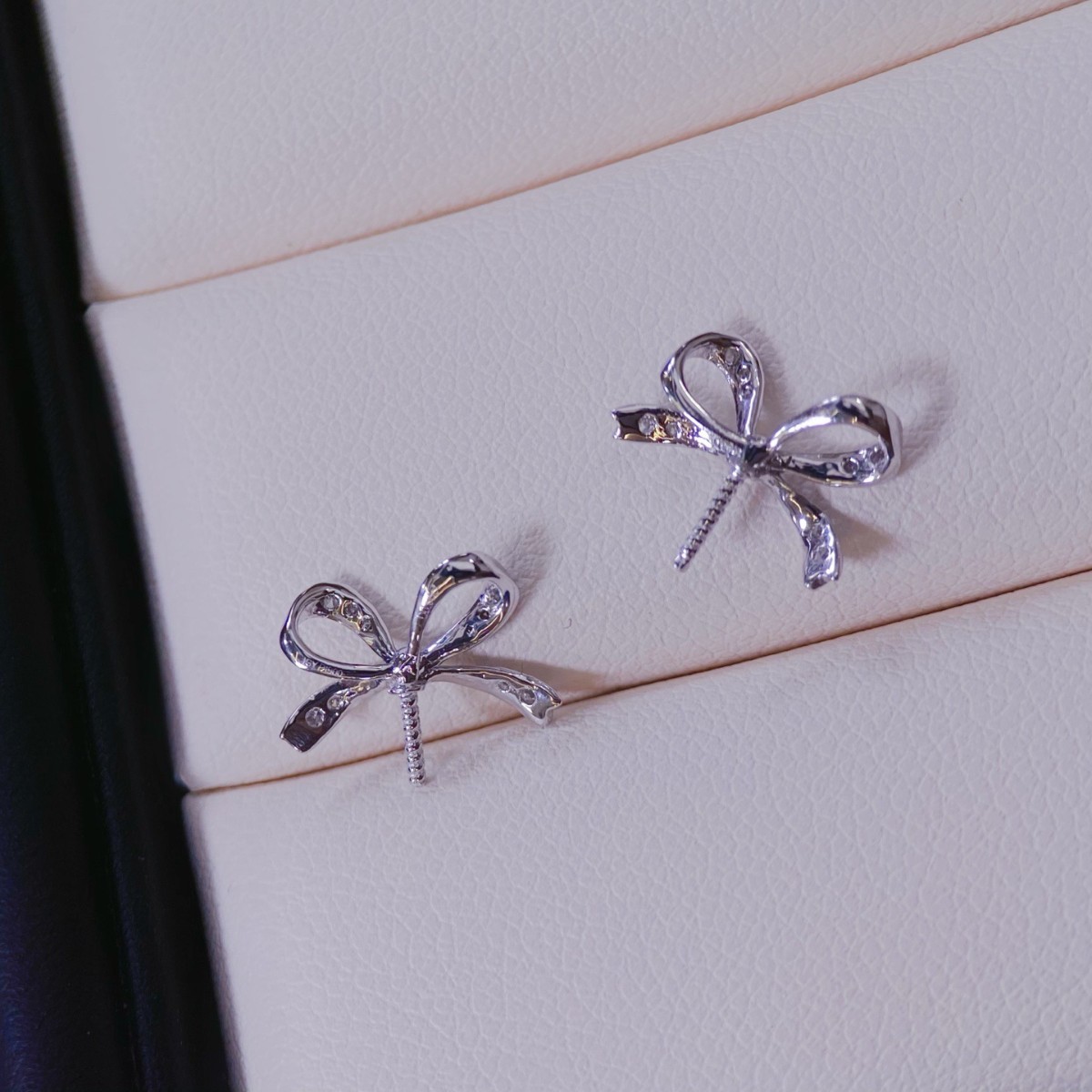 Pt900 Accessories Diamond Pendant Accessories Diamond Inlaid D0.05/Ct Picture with 9-10mm Pearls Without Bead Chain