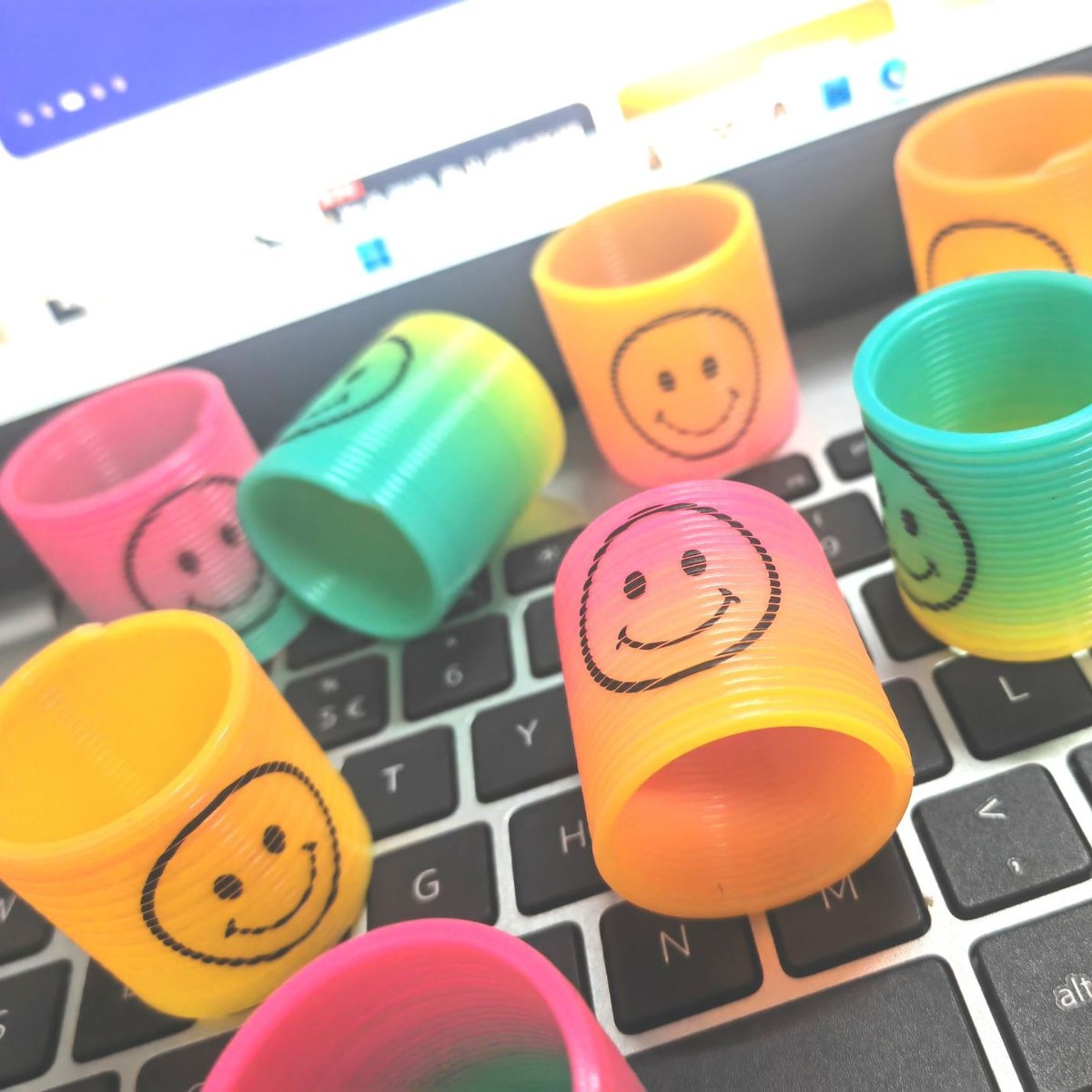 3.5cm Mini Smiley Rainbow Ring Cross-Border Hot-Selling Factory Direct Sales Children's Spring Ring Colorful Elastic Ring Toy