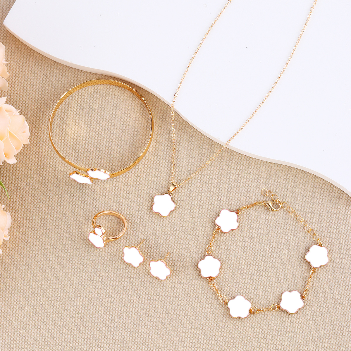 Cross-border Korean version of the new five-leaf flower fashion lucky earrings necklace bracelet ring suit five-petal flower manufacturers