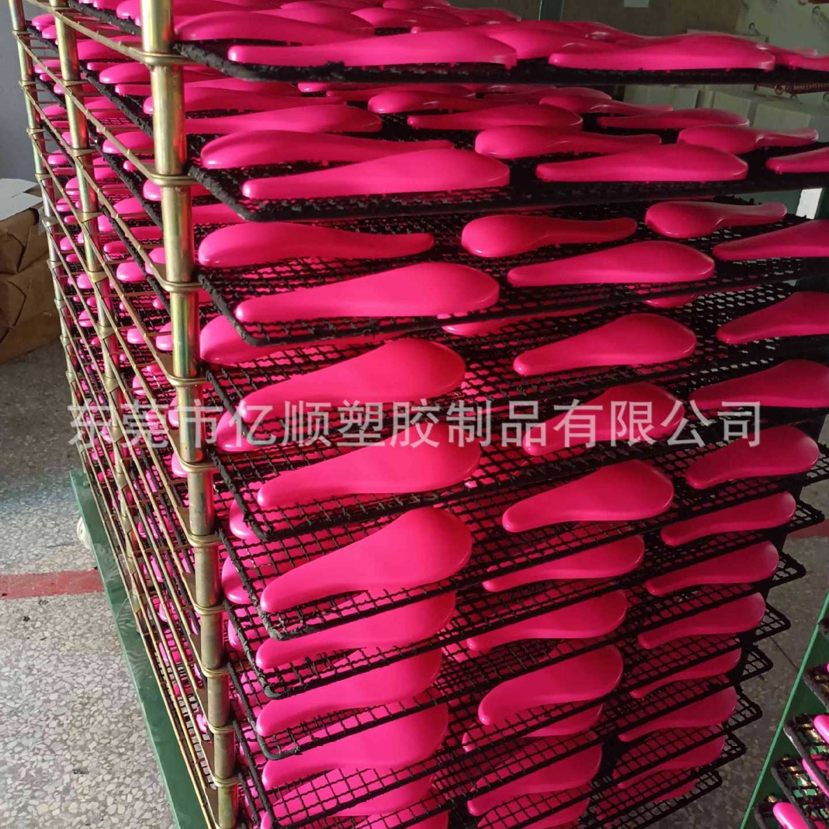 Plastic spray paint spray gold and silver oil Dongguan spray rubber oil spray hand paint plastic spray paint factory spray paint factory