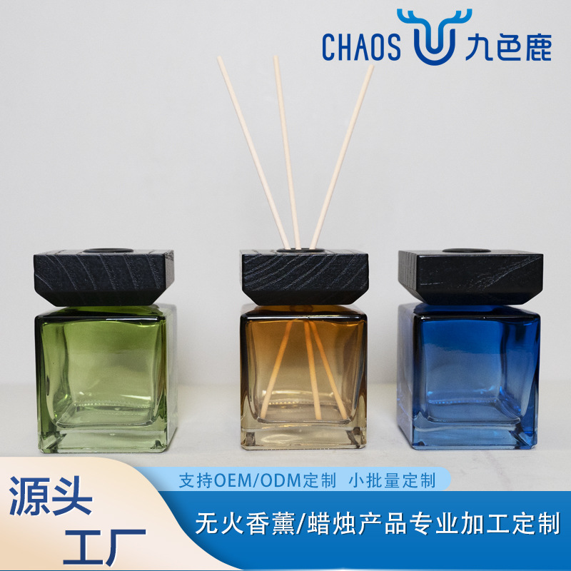 Модные квадратные деревянные ароматы для отелей с прозрачной стеклянной бутылкой и ротанговым волатильным ручным подарком
