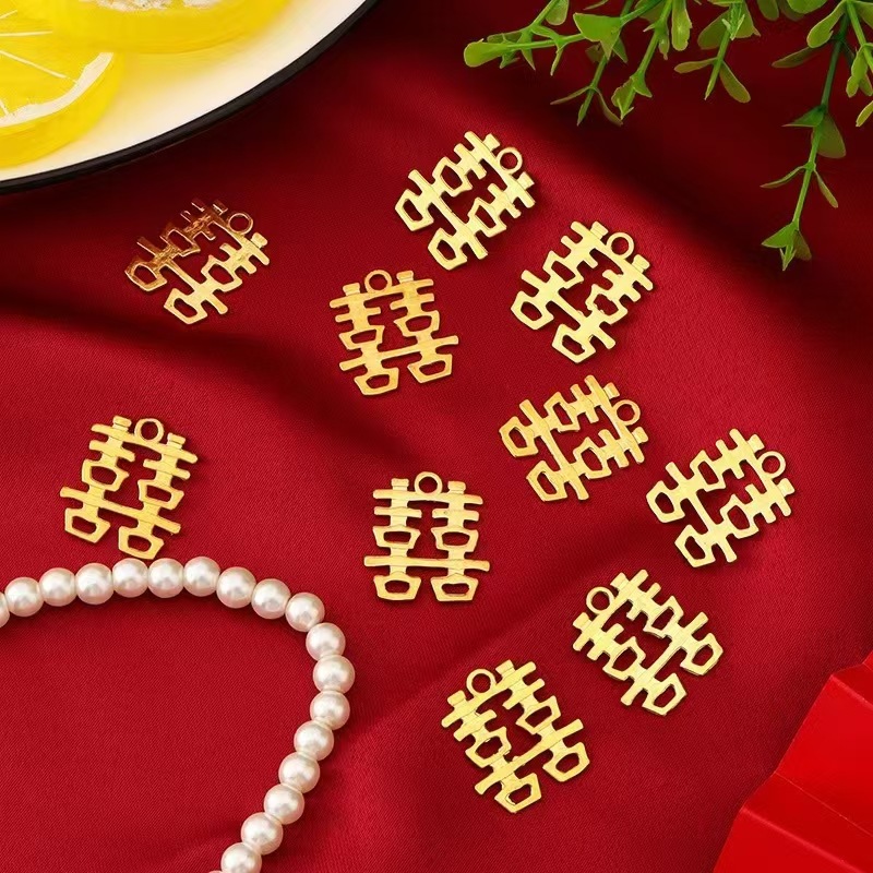 Wedding Supplies Red Happy Word Pendant DIY Wedding Candy Gift Box Souvenir Wedding Shoes Clothing Accessories Spray Paint Big Red Happy