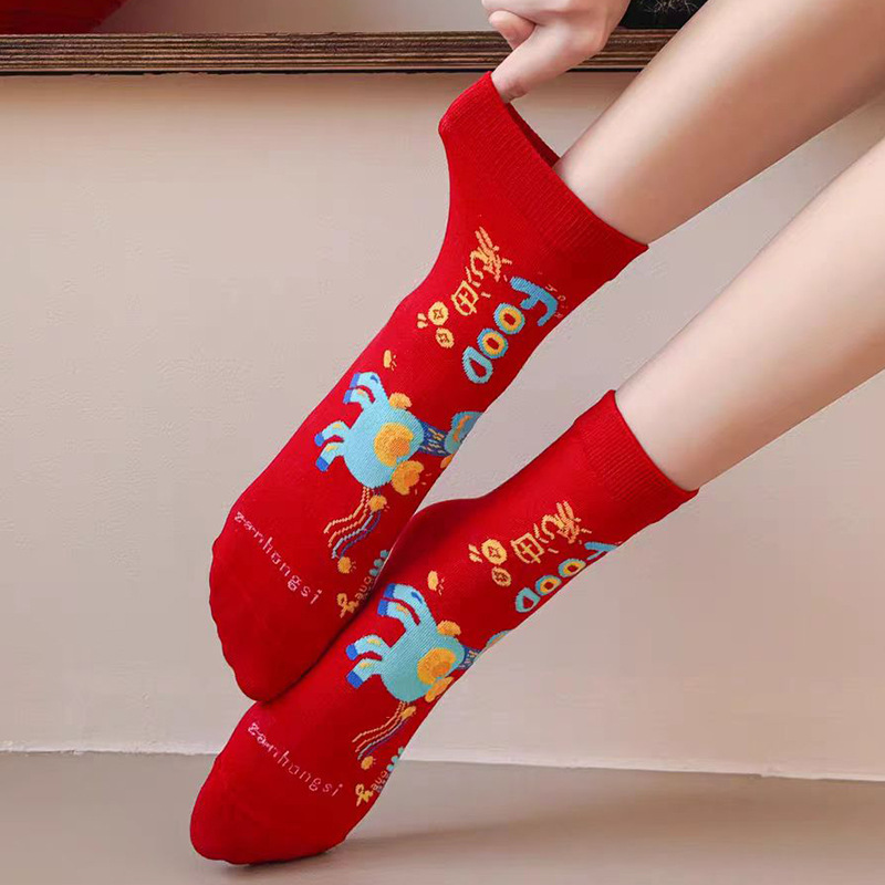 Носки 2026 года Лошади, красные носки, зодиакальные носки для женщин, мультяшные, милые, новогодние, удачные носки осени и зимы, тренд до середины икры