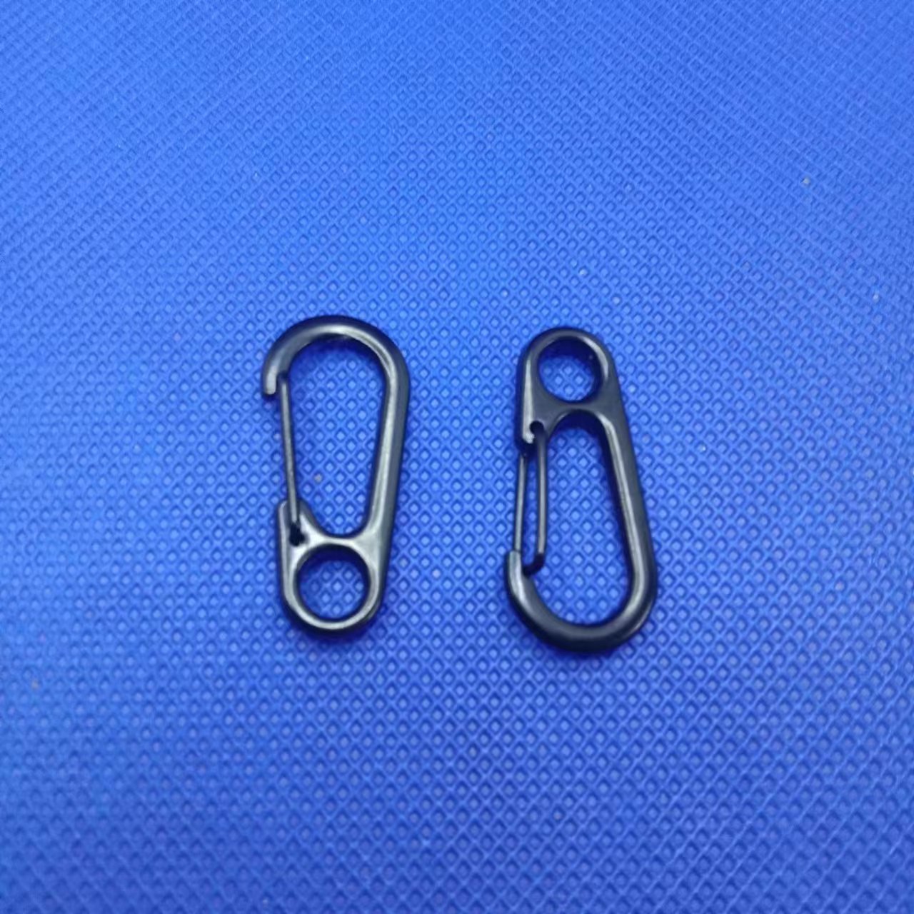 Electroplated zinc alloy black Mini jewelry buckle electroplated spring hanging buckle block hanging buckle outdoor tactical keychain