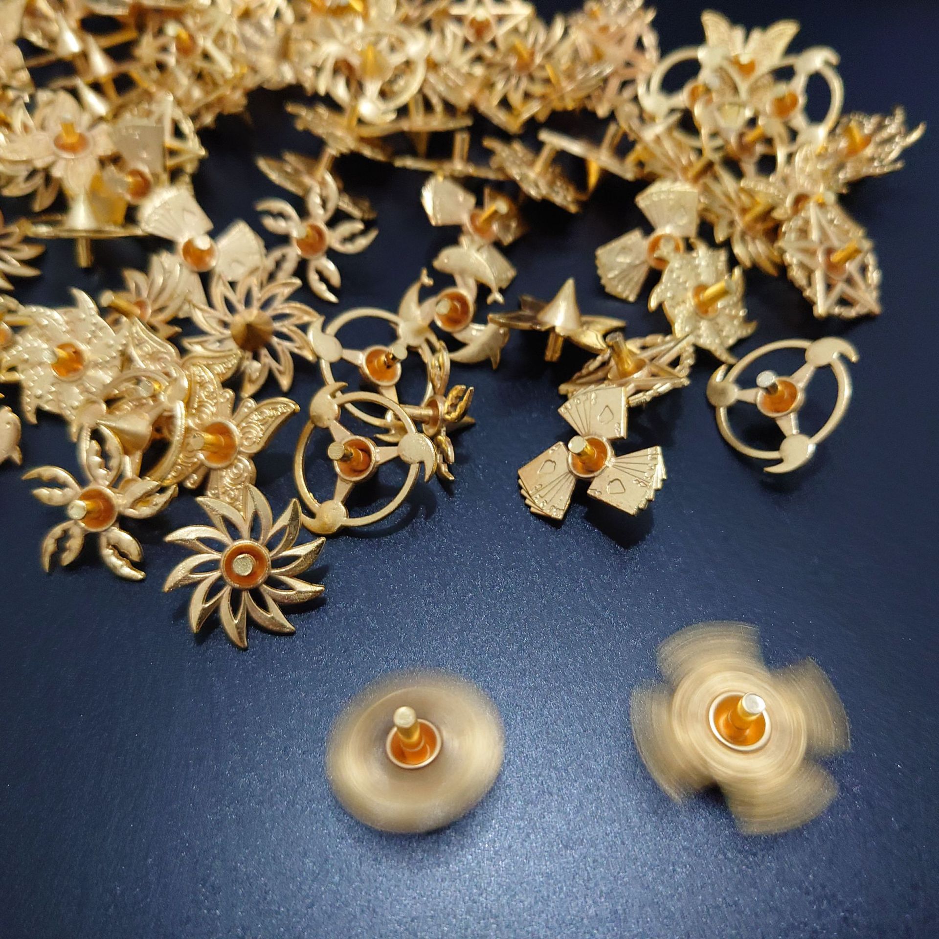 New alloy mini fingertip small top decompression metal Naruto small size mini hand-turning alloy small top