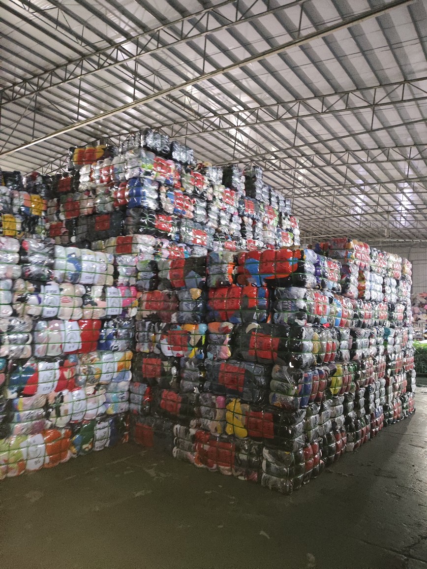 Second-Hand Clothes Exported to Southeast Asia and Vietnam, Special Trendy Jeans, T-Shirts and Tops Used Clothing