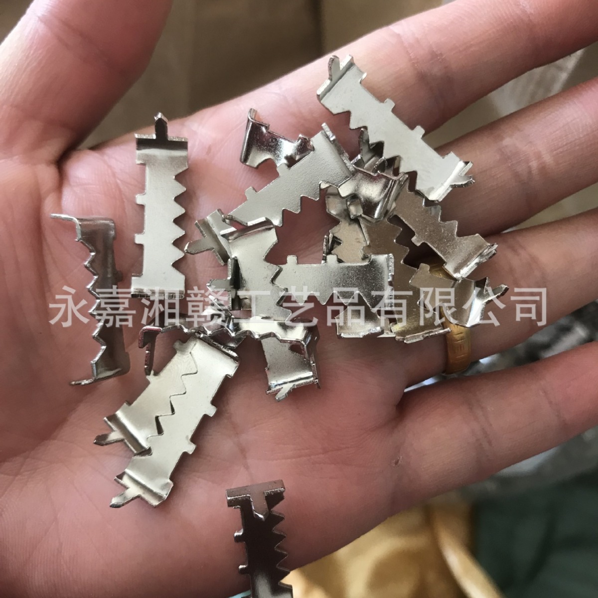 Small serrated hanging belt nail straight double-sided hook decorative painting seamless serrated hook photo frame