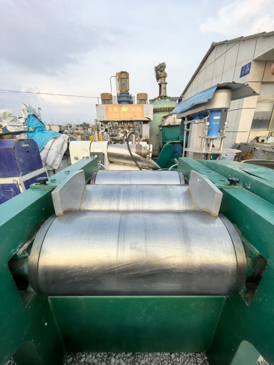 Трехвалковая мельница S405 доступна для продажи. Вибрационный экран весом 1800. Друзья, кому нужно, пожалуйста, свяжитесь с нами