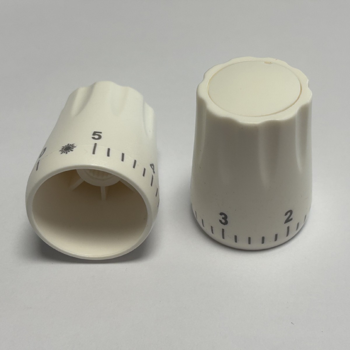 Heating Valve Temperature Control Valve Black Rotating Handwheel with Black and White Teeth