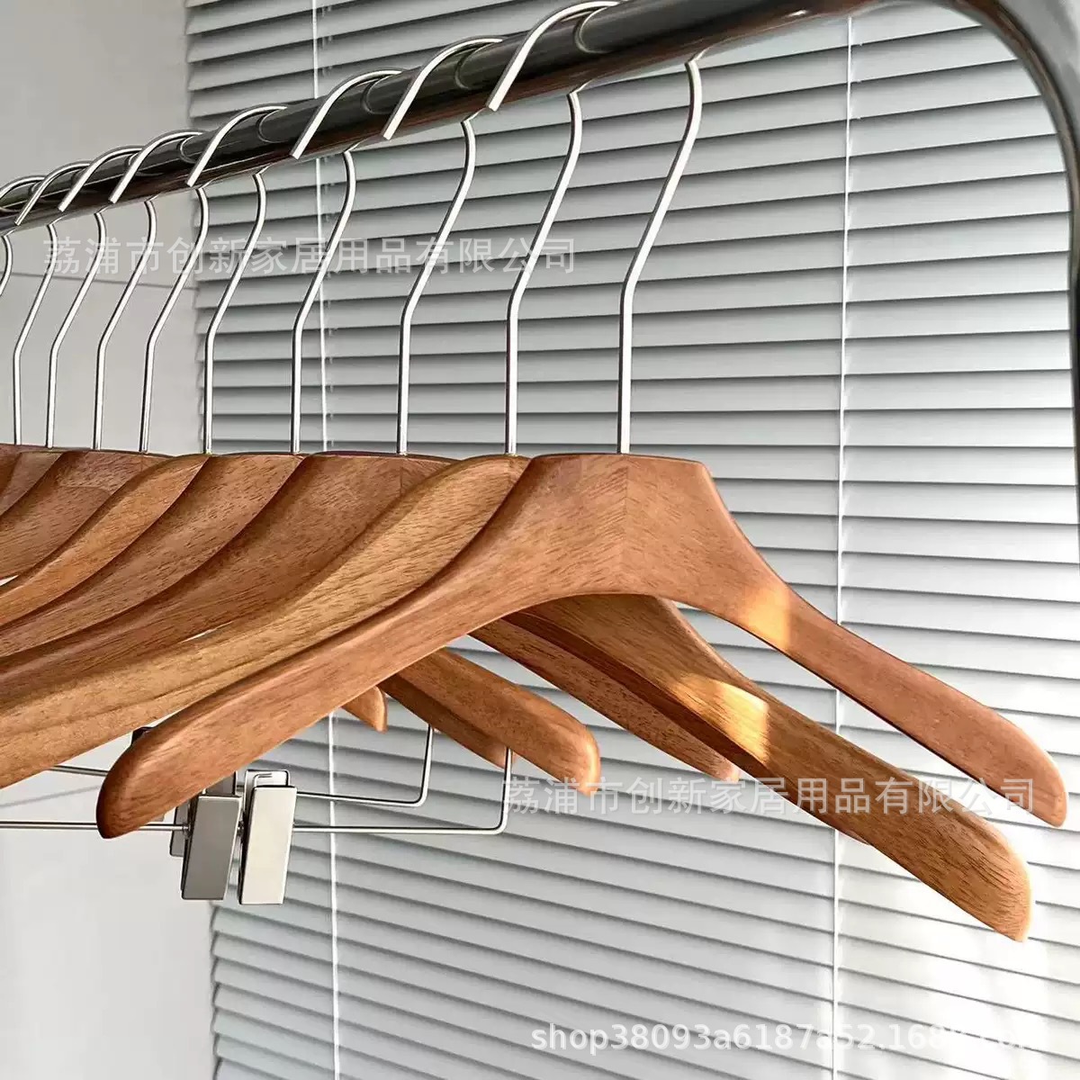 Wholesale Walnut-Colored Walnut Wood Women's Clothing Store Wardrobe Seamless Wide-Shoulder Clothes Hanger Solid Wood Non-Slip Design