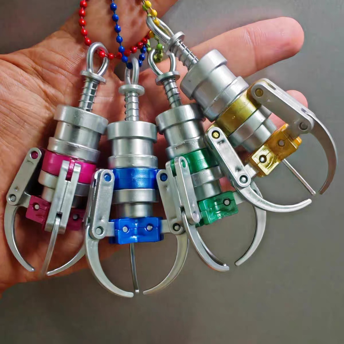 Simulation doll machine clip pendant children's decompression jewelry toy mini god claw key chain yiwu stall supply