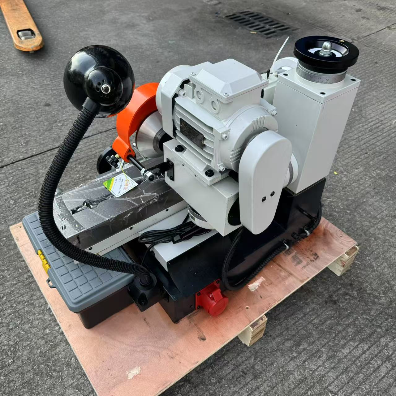 Factory Direct Supply 6025 Tool Grinder for Sharpening Turning Tools, Gun Drills, Three-Sided Milling Cutters, Hobbing Cutters, and Precision Surface Grinders