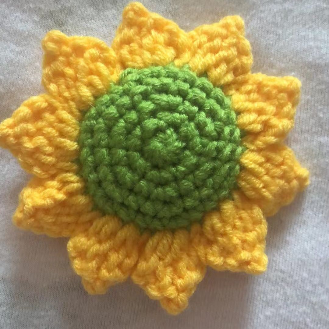 Hand-Knitted Sunflower Head, Simulated Yarn Crochet Flower, DIY Handmade Flower, Three-Dimensional Knitted Sunflower Finished Product