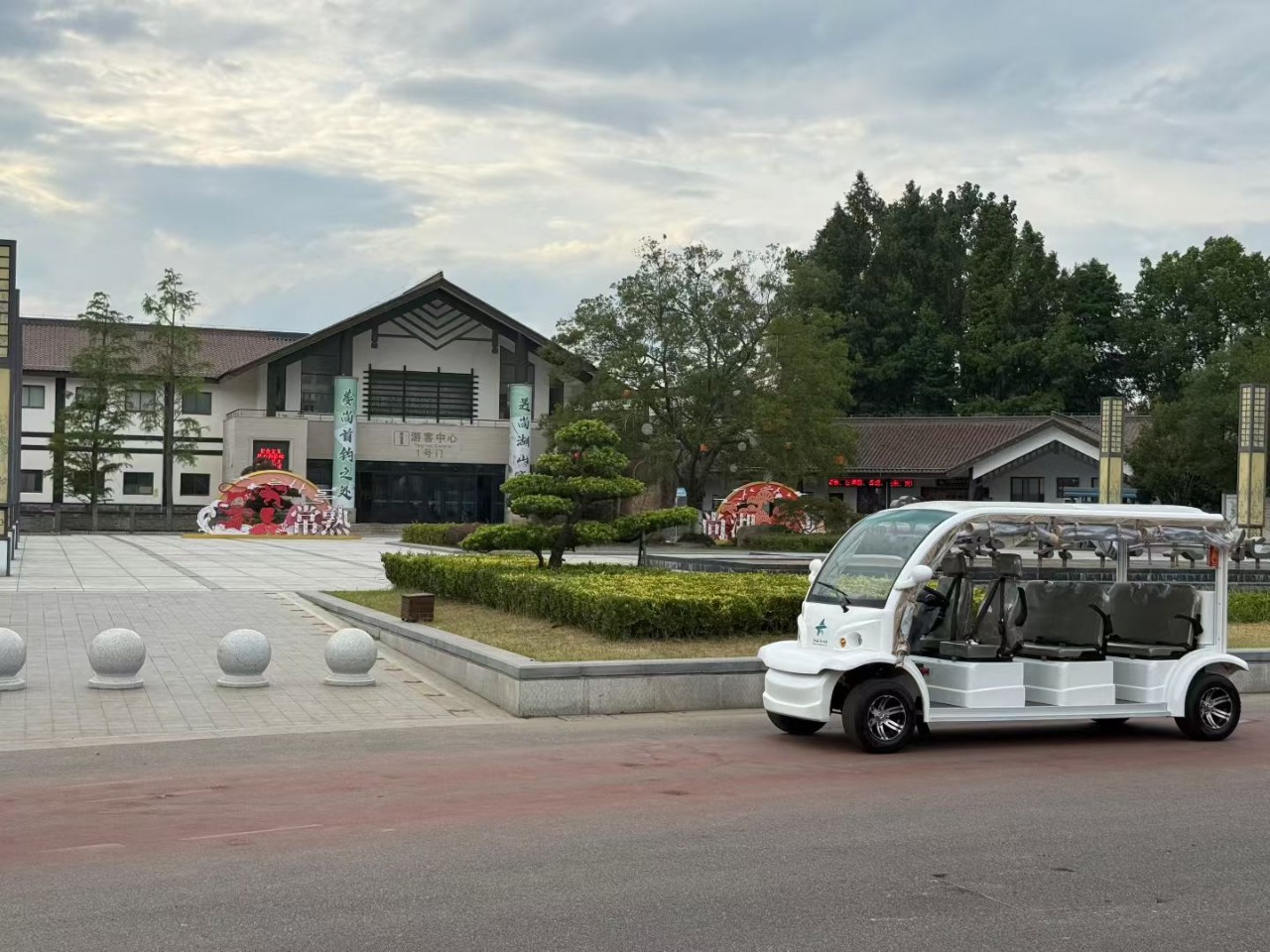 Electric Sightseeing Vehicle for Real Estate Hotels - Electric Vehicle for Customer Reception in Tourist Attractions - 8-Seat Sightseeing Vehicle for Hotel Front Desk