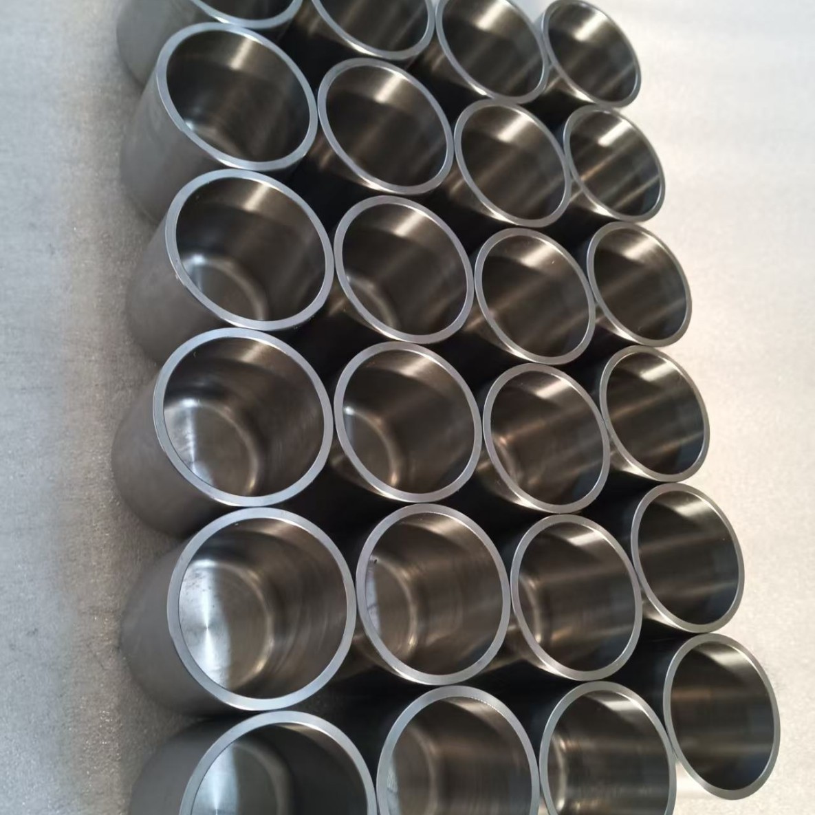 Manufacturer Supplies Zirconium Metal Processing Crucible, Turned Zirconium Crucible, Zirconium Cup, Experimental Industrial Cylindrical Zirconium Crucible with Lid