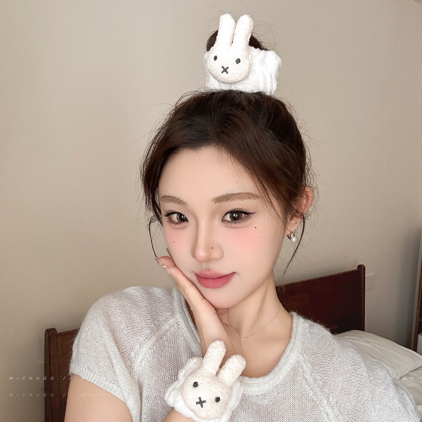 Cartoon Plush Little White Rabbit Hand Accessory for Washing and Shampooing, Absorbent Wrist Strap, Super Cute and Essential for Face Washing