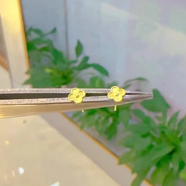 18K Gold Small Earrings for Women, Fashionable Mini Four-Leaf Clover Earrings, Simple, Compact and Fashionable Au750 Color Gold Earrings
