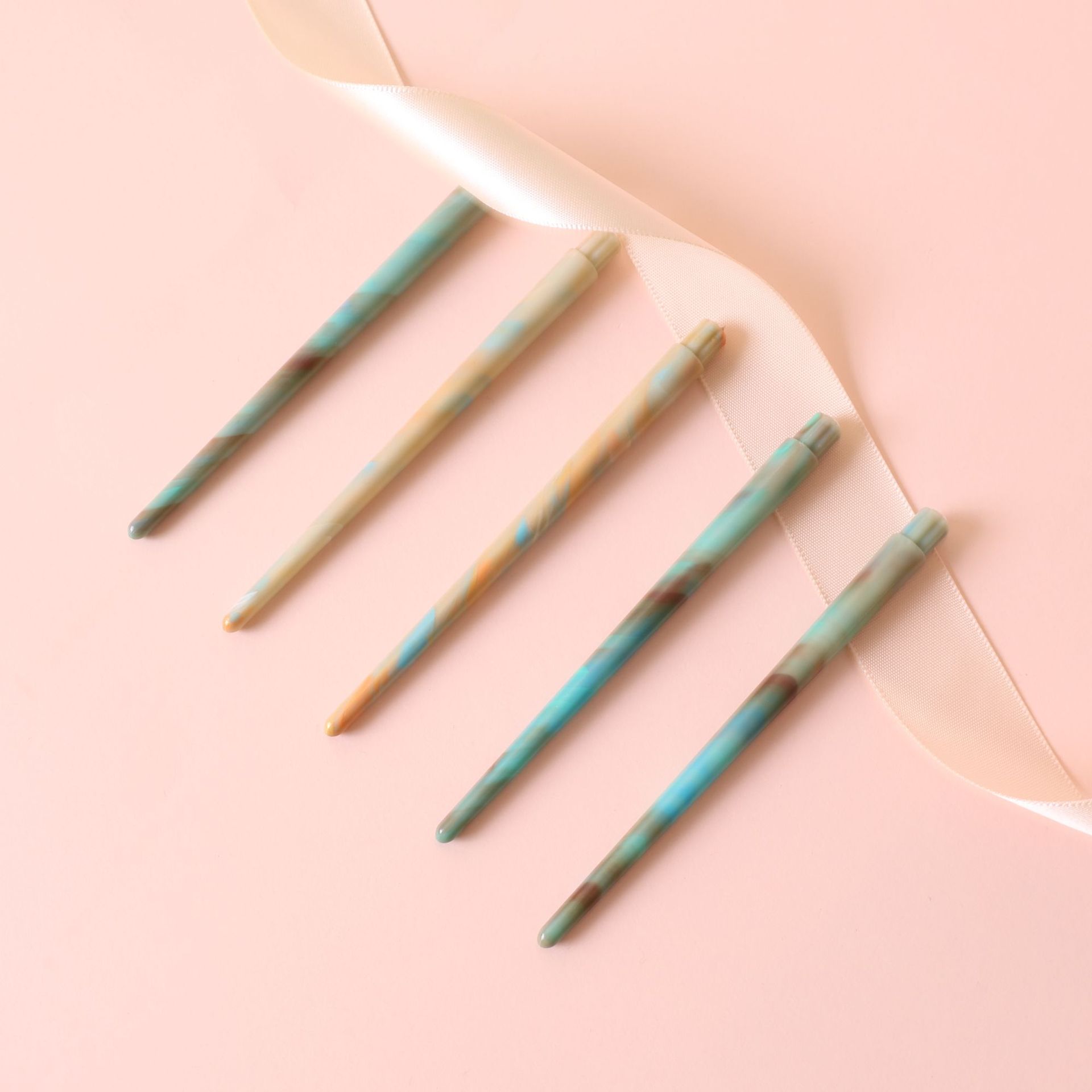 Новый полусырой трехцветный тай-дай кисть для макияжа, пластиковая ручка, материал Ps, аксессуары для красоты, прямая продажа с завода