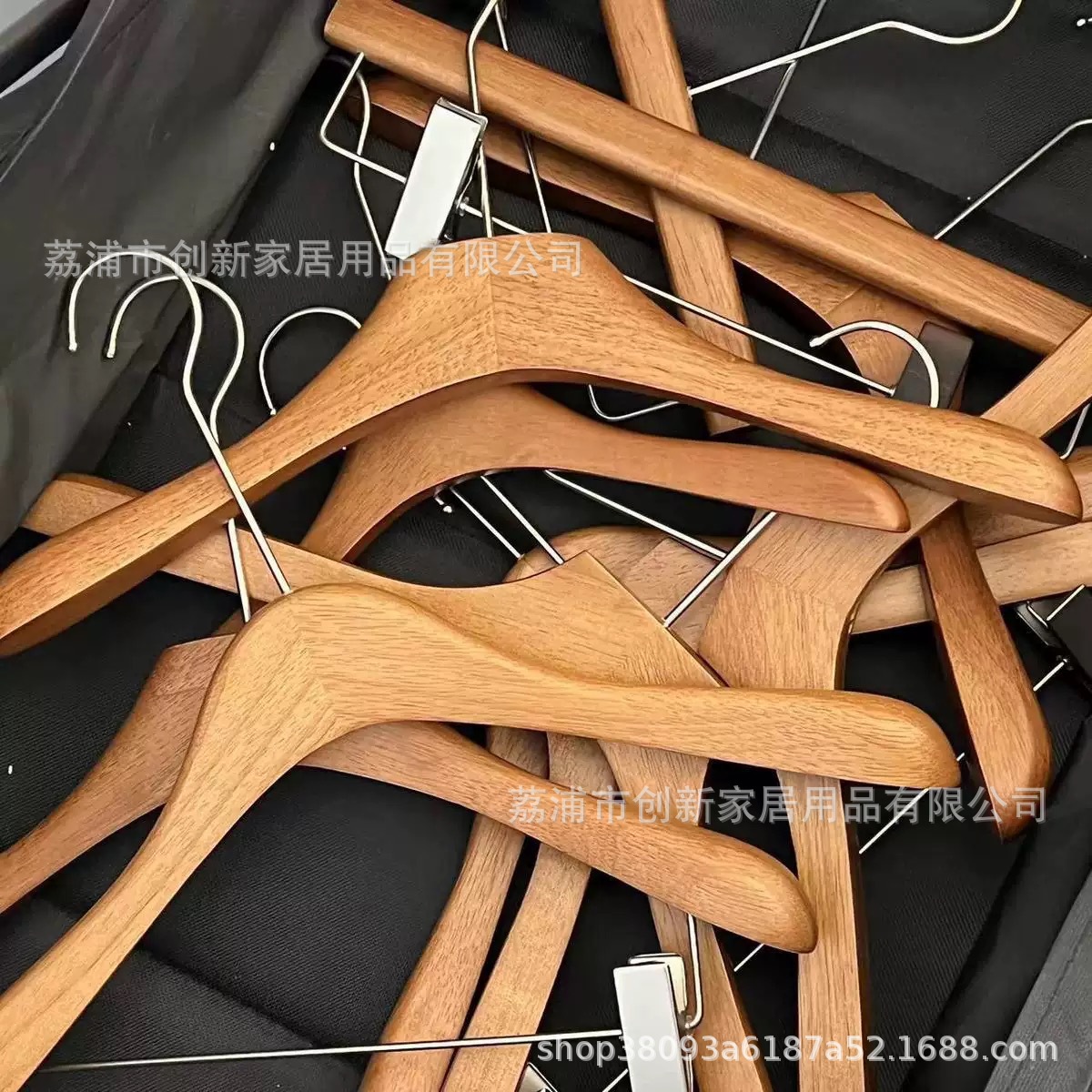 Оптовая вешалка для женской одежды из орехового дерева с широкими плечами без швов