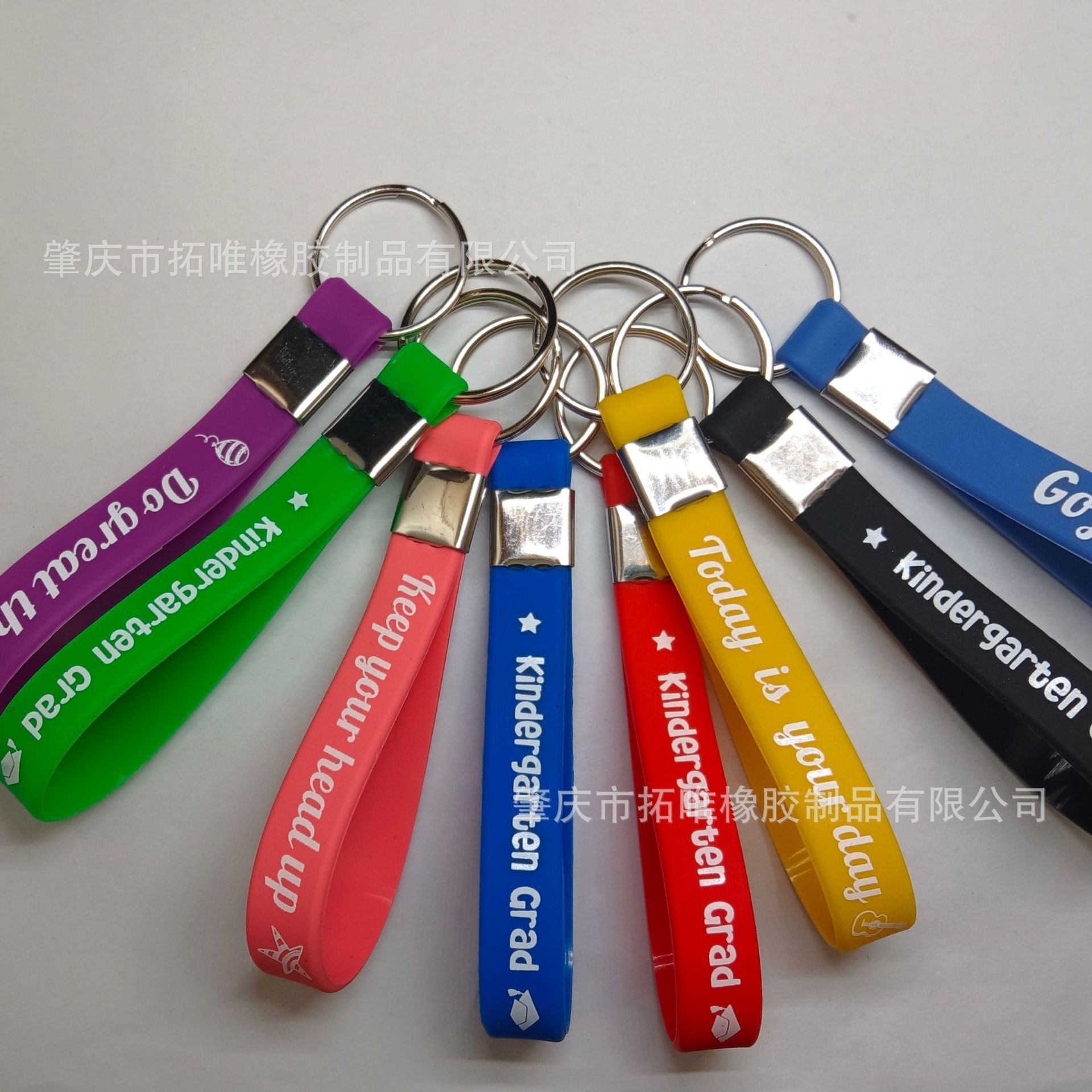 Оптовая поставка силиконовых брелоков с печатью и цветным логотипом, регулируемые силиконовые браслеты и кольца для ключей