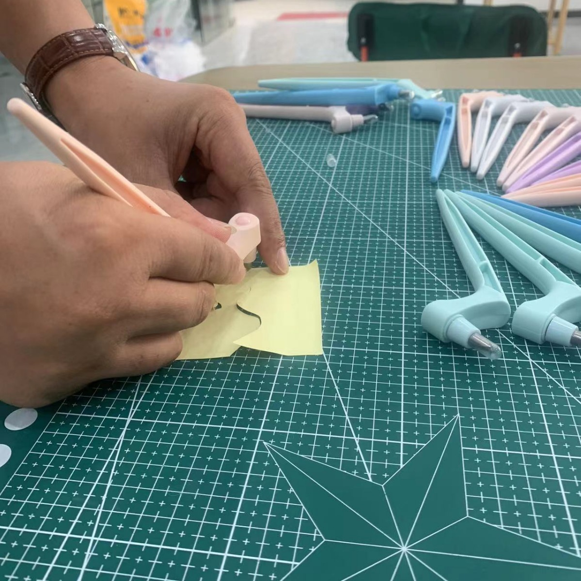 360-degree rotating art knife CraftCuttingTools paper cutting knife cutting tool handheld student art knife