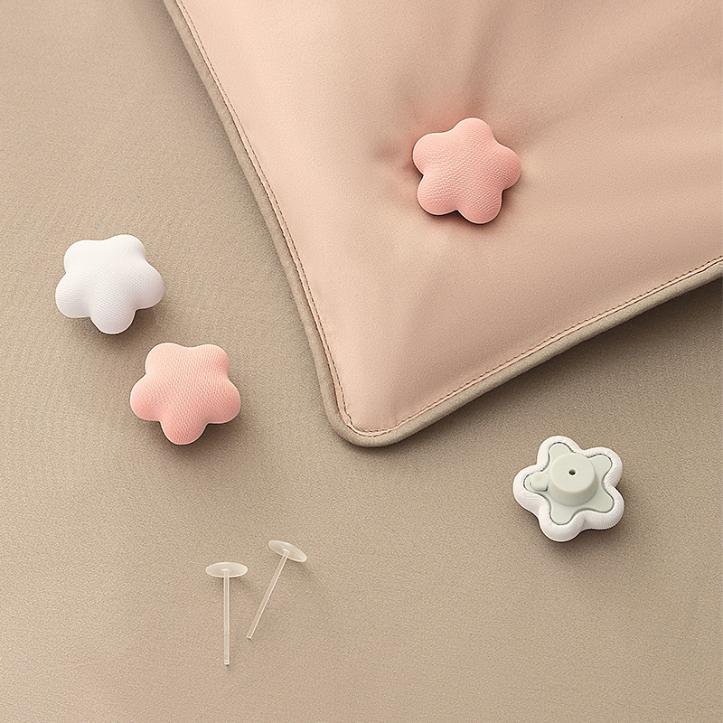 Manufacturer Wholesale Plum Blossom Quilt Holder for Home Safety Needleless Invisible Bed Sheets Holder with Built-In One-Click Unlocking
